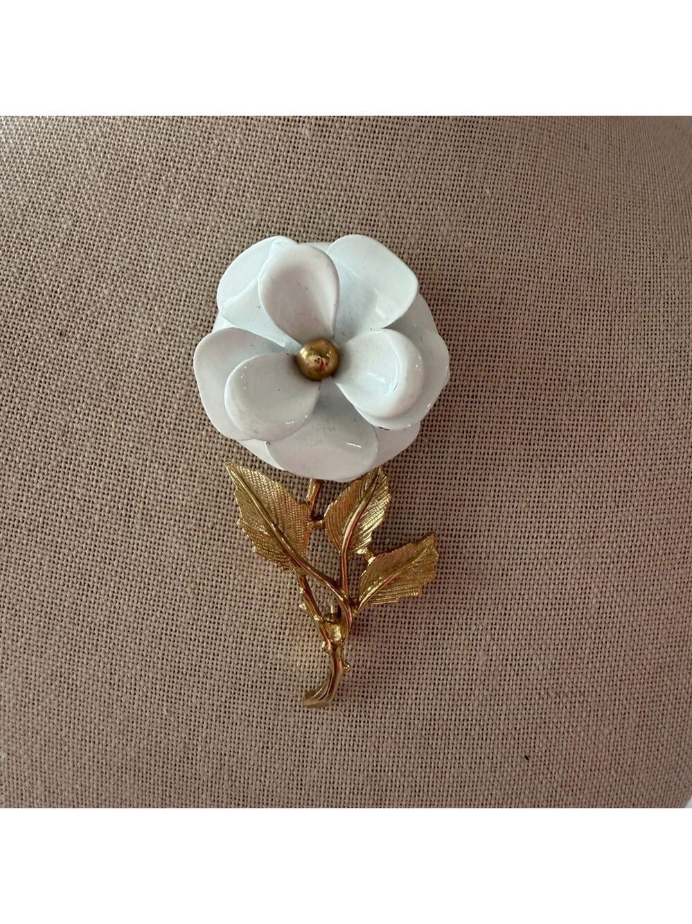 Avon Vintage White Snow Flower Enamel Brooch with Gold Tone Leaves EUC